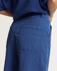 Jean femme en coton bleu outre-mer, coupe droite avec poches plaquées, tissu stretch pour un confort et une adaptation à toutes les morphologies.