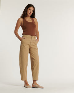 Pantalon femme en coton stretch beige clair, coupe droite légèrement fuselée, offrant un fit confortable et adaptable à toutes les morphologies.