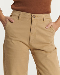 Pantalon en coton stretch couleur praline avec coupe droite et taille haute, offrant un ajustement confortable et adapté à toutes les morphologies féminines.