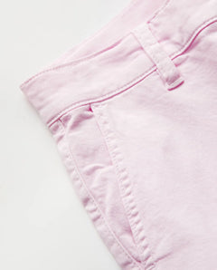 Jean femme en coton stretch de couleur rose clair avec coupe droite et taille mi-haute, offrant un confort et une silhouette adaptée à toutes les morphologies.