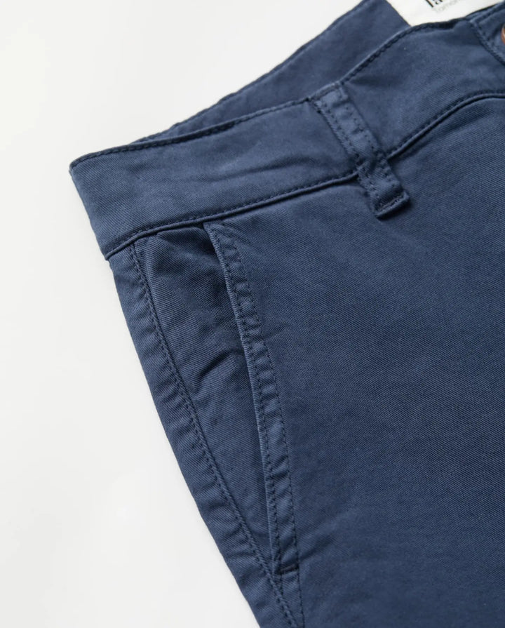 Jean femme marine en coton stretch, coupe utility ajustée avec poches latérales discrètes, matière douce et confortable pour un porté facile toute la journée.