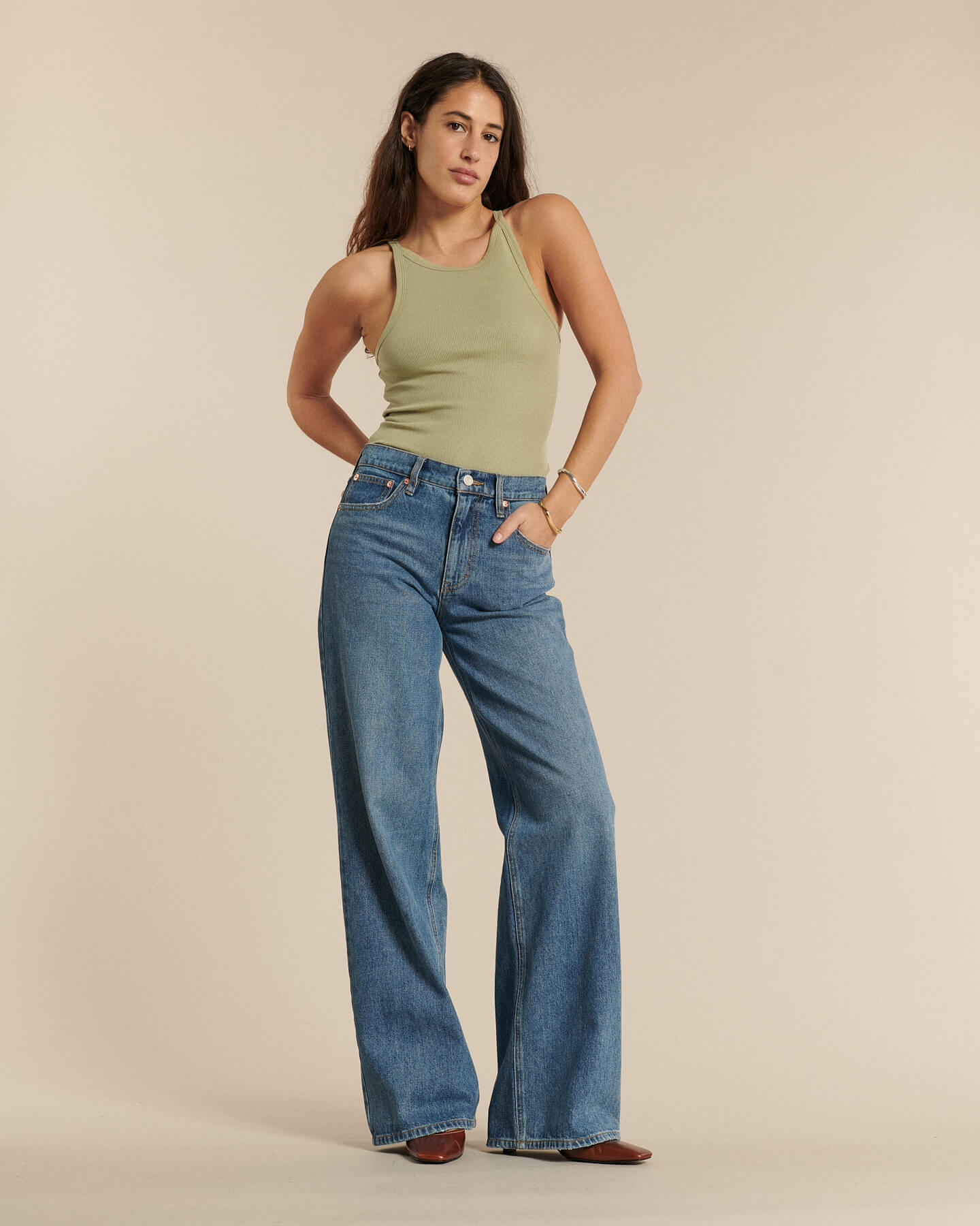 Jean en denim bleu clair, coupe large et droite, matière coton rigide, conçu pour s'adapter à toutes les morphologies féminines.
Porté par le mannequin de face