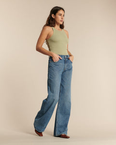 Jean femme en denim bleu clair 100 % coton, coupe droite et fluide, offrant une silhouette confortable et adaptée à toutes les morphologies.
Porté par le mannequin de face
