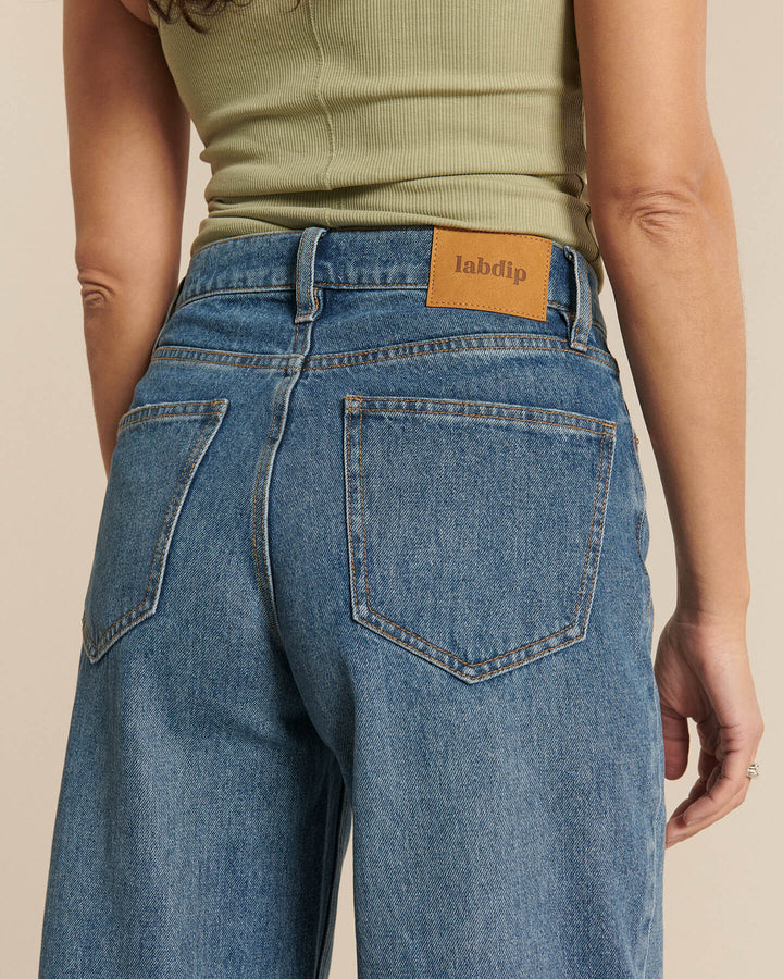 Jean femme en denim bleu clair 100 % coton avec coupe large et taille haute, adapté à toutes les morphologies pour un style décontracté et confortable.
Porté par le mannequin détail