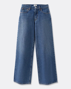 Jean pour femme en denim bleu cendré, coupe droite large et fluide, tissu 100 % coton, conçu pour s’adapter à toutes les morphologies avec un esprit moderne et confortable.