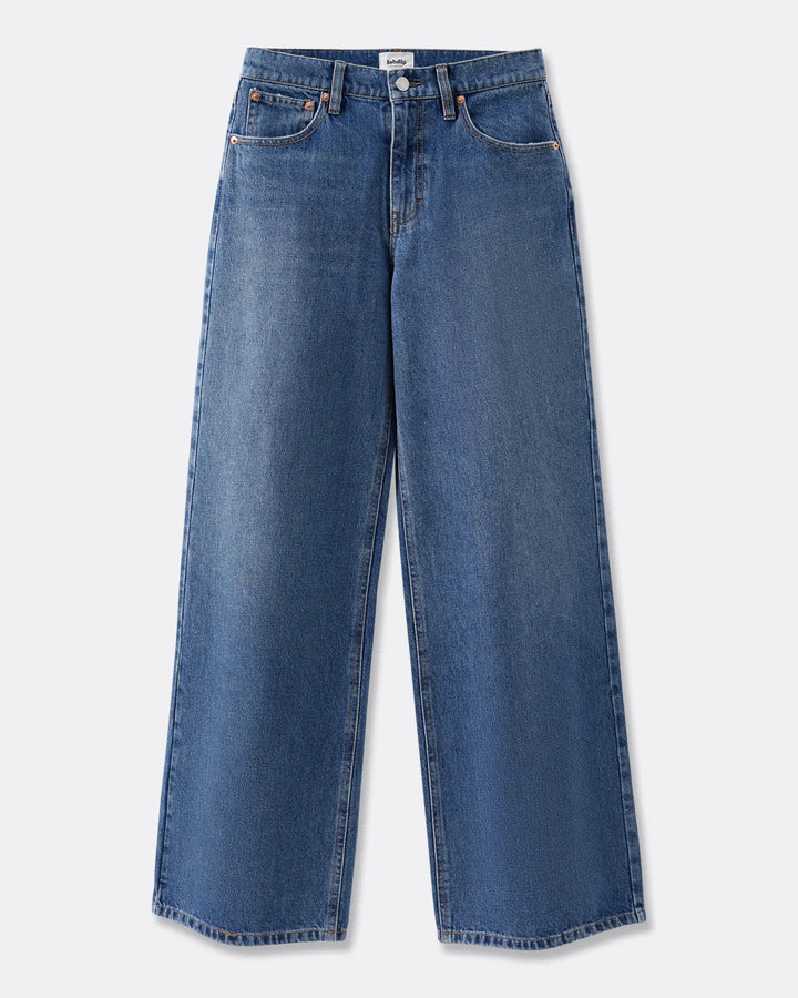 Jean pour femme en denim bleu cendré, coupe droite large et fluide, tissu 100 % coton, conçu pour s’adapter à toutes les morphologies avec un esprit moderne et confortable.