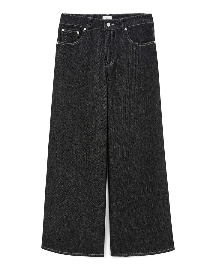 Jean femme en denim coton de couleur gris foncé, coupe large et droite, offrant un style confortable et adaptable à toutes les morphologies.