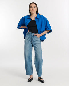Jean femme en denim bleu clair, coupe droite légèrement large, matière 100 % coton, offrant un style décontracté et confortable adapté à toutes les morphologies.