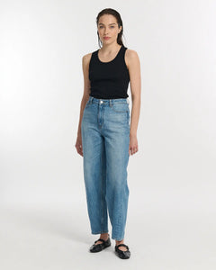 Jean en denim 100 % coton bleu clair avec coupe droite et taille haute, offrant un ajustement confortable et adapté à toutes les morphologies féminines.