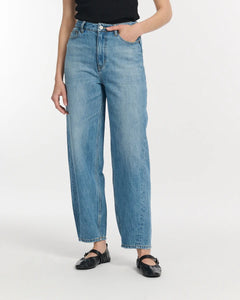 Jean femme en denim léger bleu clair, coupe droite et confortable, matière 100 % coton, idéal pour une silhouette naturelle et adaptée à toutes les morphologies.