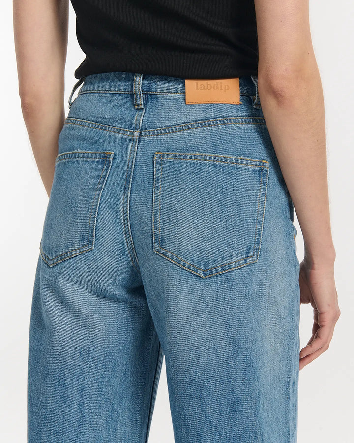 Jean en denim 100 % coton bleu clair avec coupe ballon et taille haute, offrant un confort adapté à toutes les morphologies féminines.
