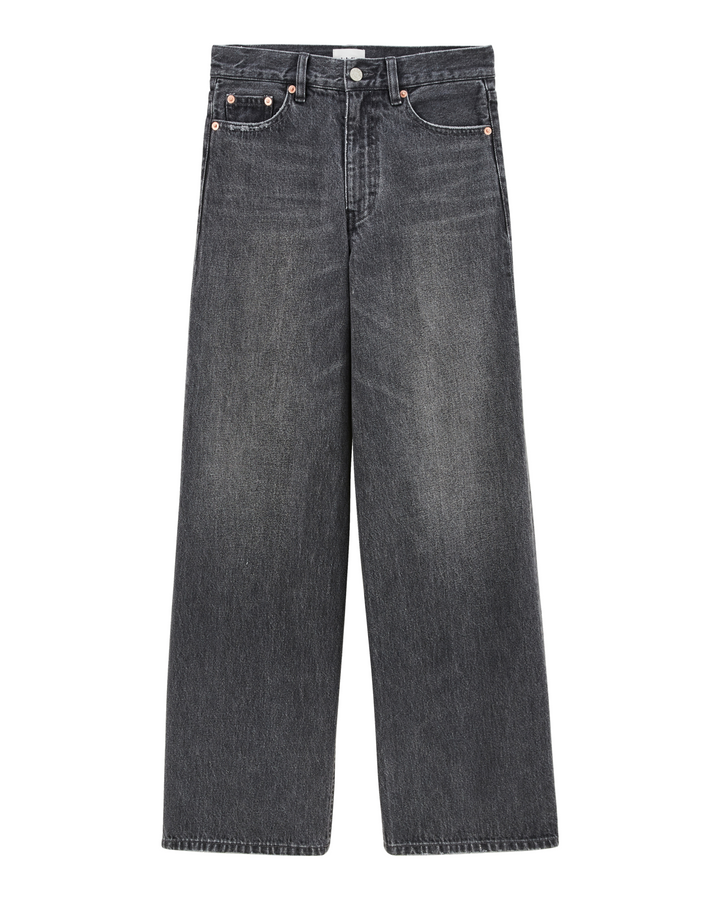 Jean droit en denim gris dusty, coupe large et longue, matière en coton résistante, conçu pour s’adapter à toutes les morphologies féminines.