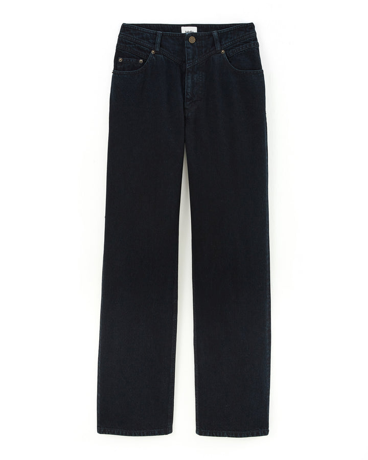 Jean droit pour femme en denim foncé, coupe longue et large, matière 100% coton offrant un confort optimal, style intemporel et adapté à toutes les morphologies.