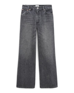 Jean pour femme en denim coton de couleur gris poussière, coupe large et droite offrant un style détendu et confortable adapté à toutes les morphologies.