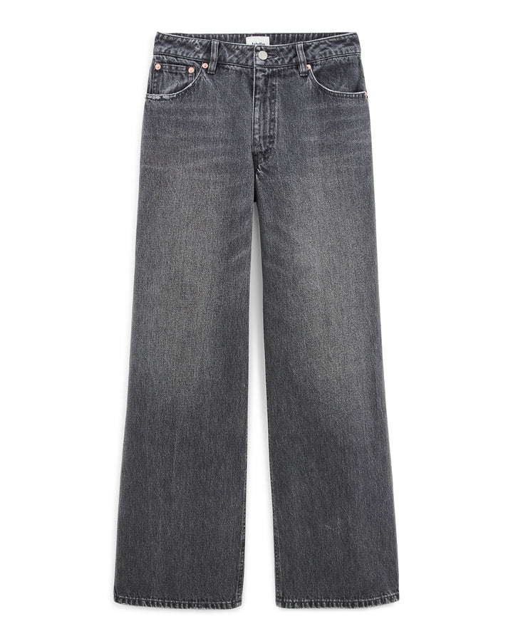 Jean pour femme en denim coton de couleur gris poussière, coupe large et droite offrant un style détendu et confortable adapté à toutes les morphologies.