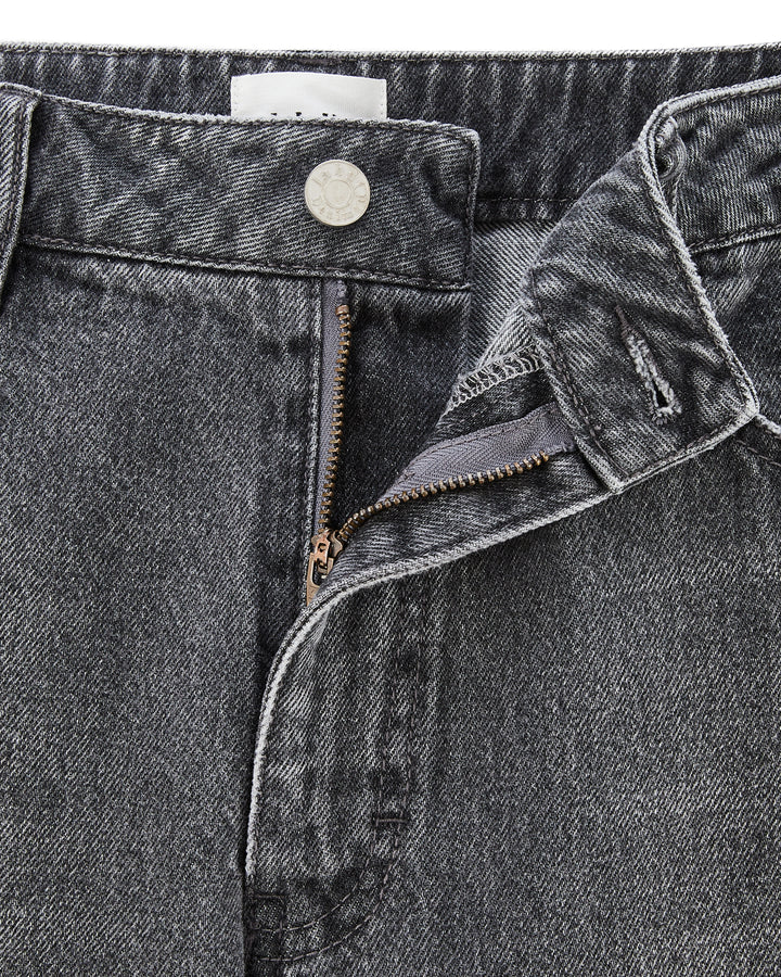 Jean femme en denim 100% coton de couleur gris poussière avec coupe droite et taille haute, matière épaisse et finition soignée avec bouton métallique.