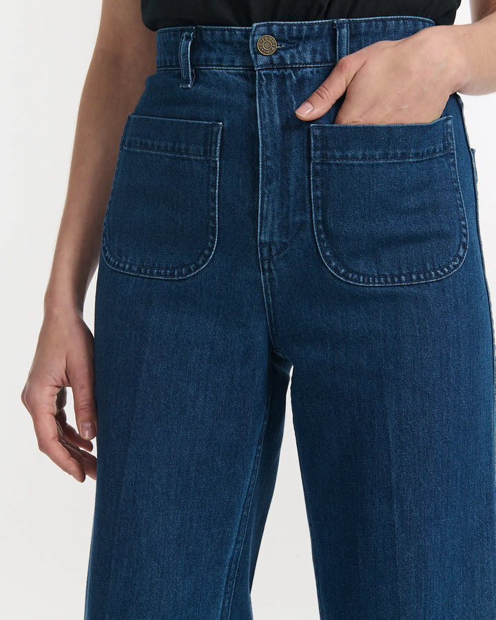 Jean large en denim bleu foncé 100 % coton avec poches plaquées avant, coupe droite qui s’adapte à toutes les morphologies pour un confort optimal.