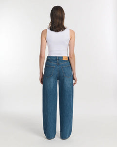 Jean en denim bleu moyen de coupe large et droite, en 100 % coton, offrant un tombé fluide et confortable adapté à toutes les morphologies.