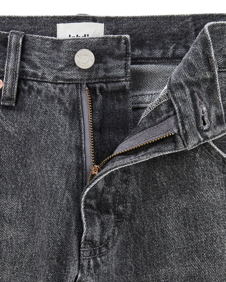 Jean en denim gris poussière, coupe loose avec fermeture zippée, conçu en coton épais et souple parfait pour toutes les morphologies féminines.