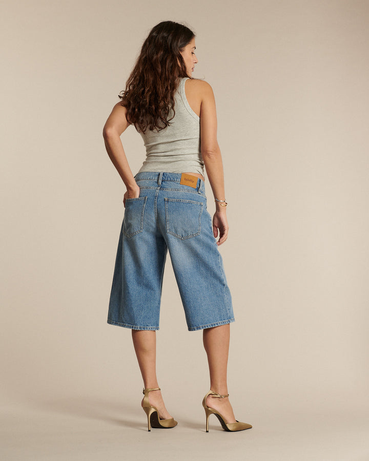 Jean femme en denim 100 % coton de couleur bleu clair, coupe large mi-longue, offrant un confort optimal et s’adaptant à toutes les morphologies.