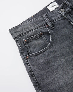Jean en denim 100 % coton de couleur gris dusty, coupe droite et ajustée, avec coutures renforcées et détails métalliques discrets, idéal pour femme.