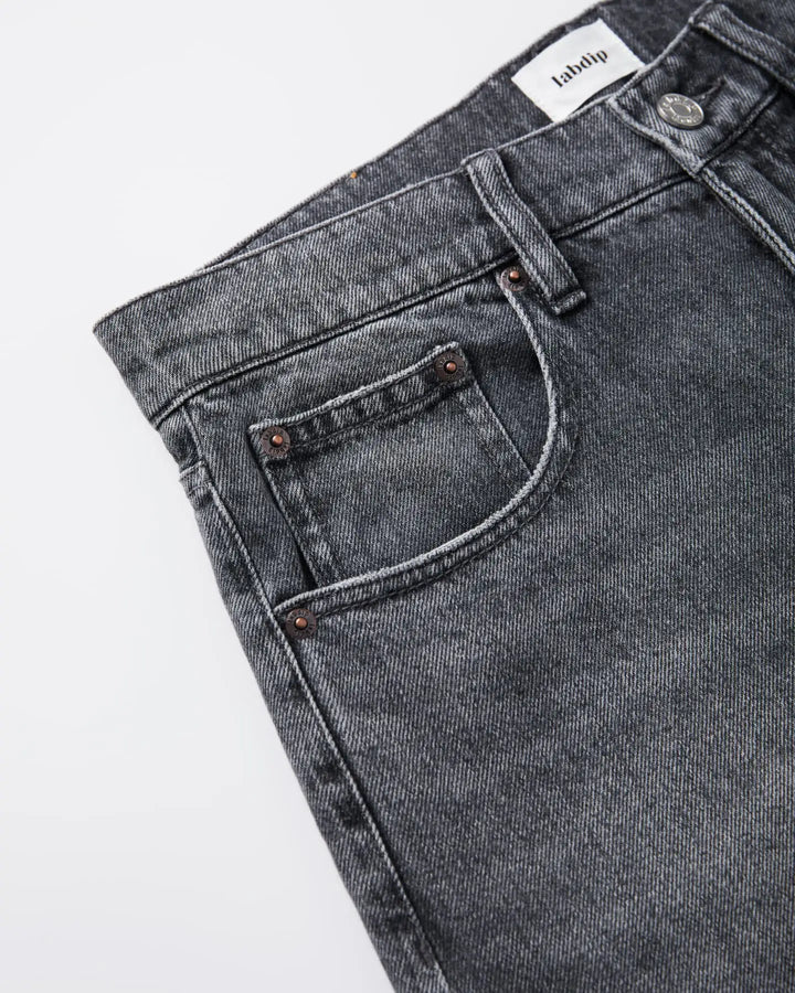 Jean en denim 100 % coton de couleur gris dusty, coupe droite et ajustée, avec coutures renforcées et détails métalliques discrets, idéal pour femme.