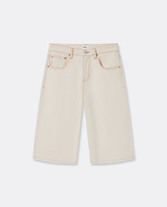 Jean en denim écru clair 100 % coton avec une coupe droite et longueur genoux, conçu pour s’adapter à toutes les morphologies féminines.