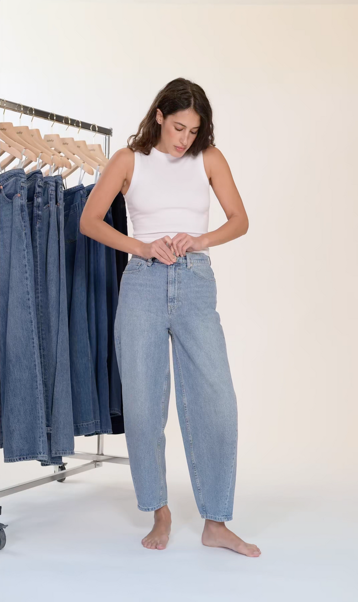 Jean femme en denim bleu clair 100 % coton avec une coupe droite et légèrement ample, offrant un confort idéal et un style décontracté pour toutes les morphologies.