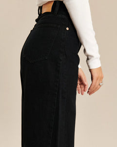 Jean en denim noir 100% coton avec une coupe ballon légère, s’adaptant parfaitement à toutes les morphologies féminines.