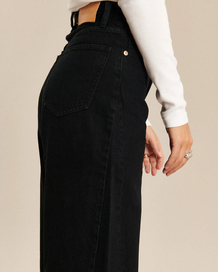 Jean en denim noir 100% coton avec une coupe ballon légère, s’adaptant parfaitement à toutes les morphologies féminines.
