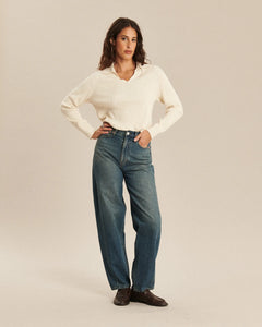 Jean femme en denim 100 % coton bleu indigo avec coupe barrel, taille haute et matière souple offrant un confort adapté à toutes les morphologies.