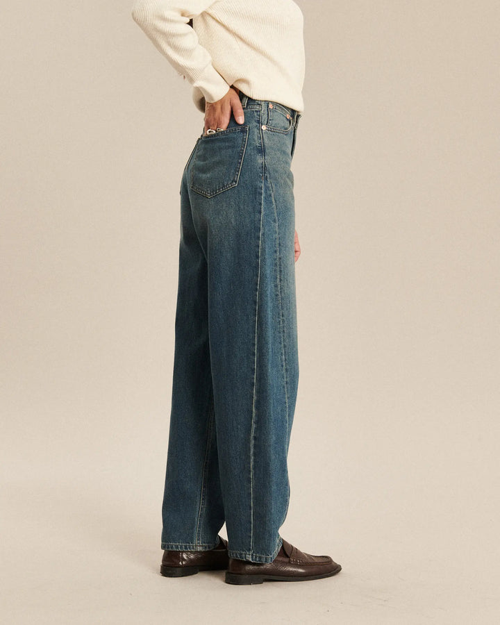 Jean femme en denim coton bleu indigo, coupe droite large et légèrement ballon, offrant un confort adapté à toutes les morphologies.