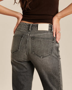 Jean femme en denim gris clair délavé avec coupe droite et taille haute, matière coton confortable qui s’adapte à toutes les morphologies.