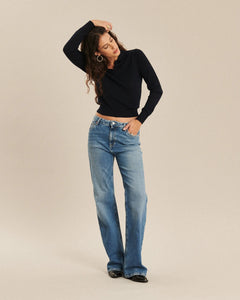 Jean pour femme en denim bleu clair, coupe bootcut légèrement évasée, tissu 100% coton, style rétro adapté à toutes les morphologies.