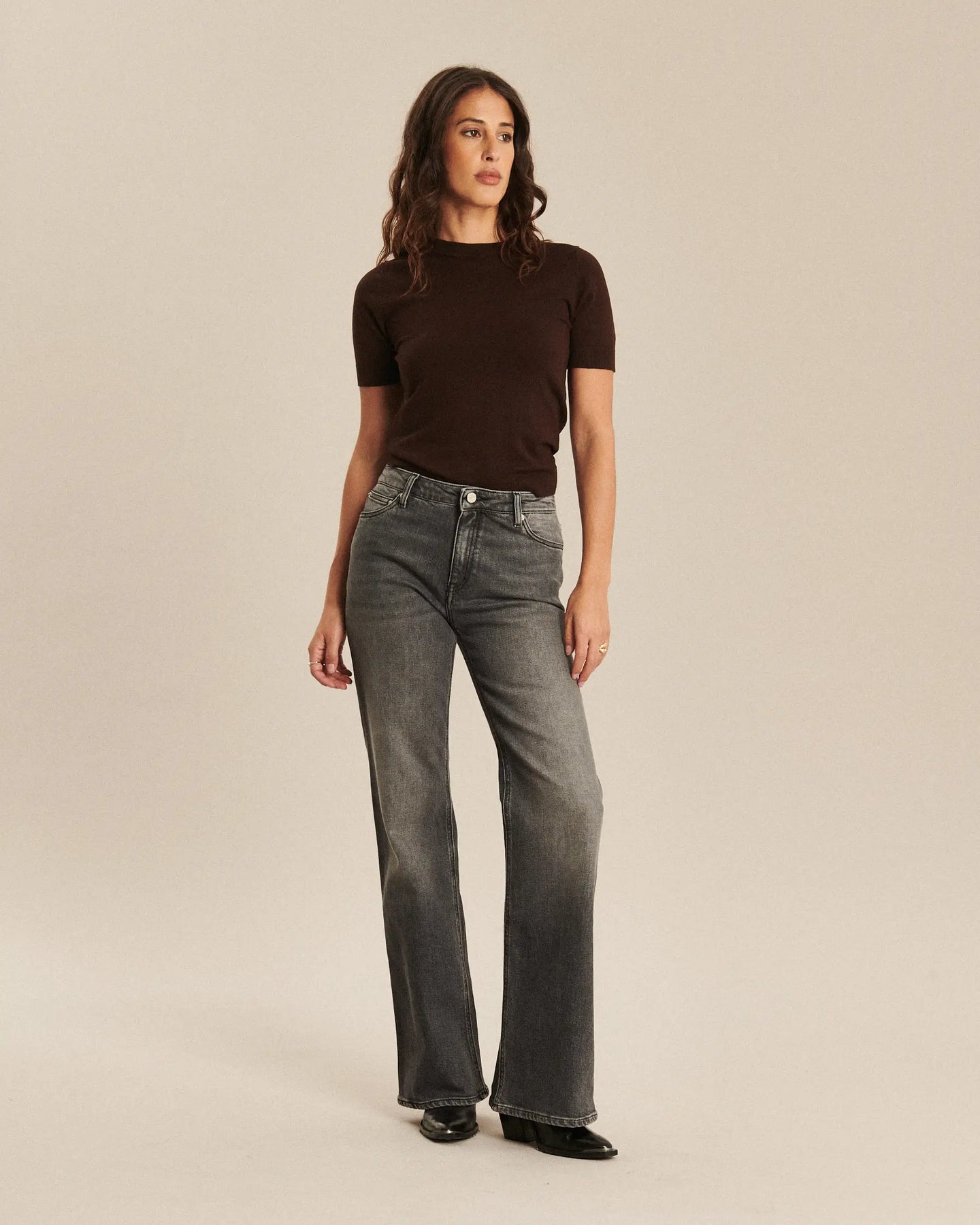 Jean femme en denim léger gris clair, coupe bootcut avec un tombé fluide et une matière douce, conçu pour s’adapter à toutes les morphologies.
