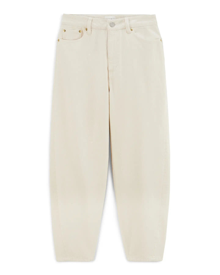 Jean ballon féminin en denim écru 100 % coton, coupe ample aux jambes larges, idéal pour un confort estival et une silhouette décontractée.