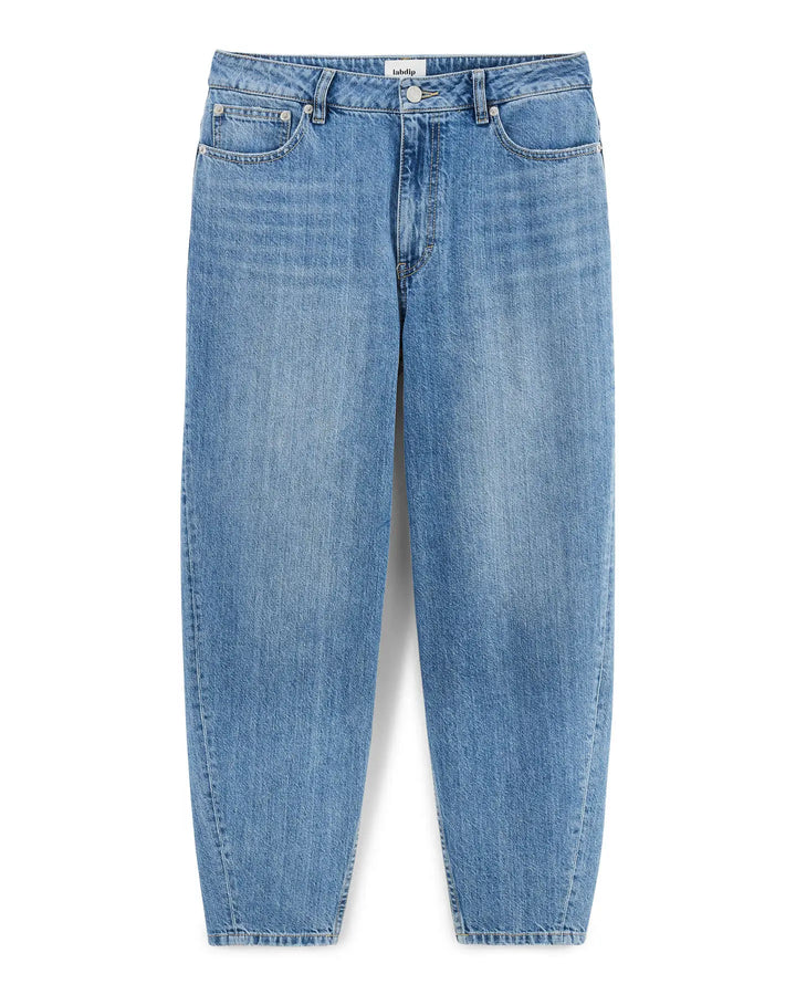 Jean ballon en denim 100 % coton de couleur bleu clair, coupe ample et confortable adaptée à toutes les morphologies féminines.
Jean ballon JEMMA en denim bleu clair présenté à plat, vue de face, coloris IN 27.