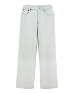 Jean femme en denim bleu très clair avec coupe droite large, confectionné en coton, offrant un confort léger idéal pour l’été.
