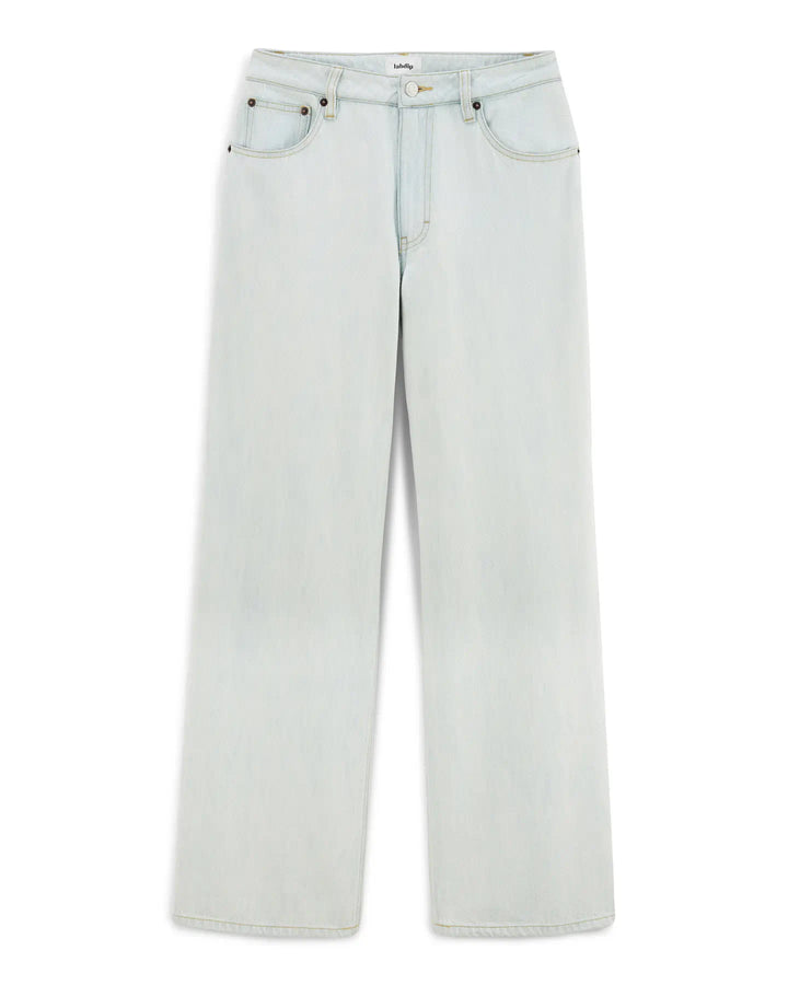 Jean femme en denim bleu très clair avec coupe droite large, confectionné en coton, offrant un confort léger idéal pour l’été.