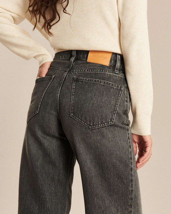 Jean large en denim gris poussière avec un aspect délavé, coupe ample et confortable, idéal pour s’adapter à toutes les morphologies féminines.
Porté par le mannequin détail