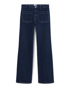 Jean en denim brut bleu foncé pour femme, coupe bootcut avec deux poches plaquées à l'avant, en coton, offrant un tombé fluide et une silhouette élégante.