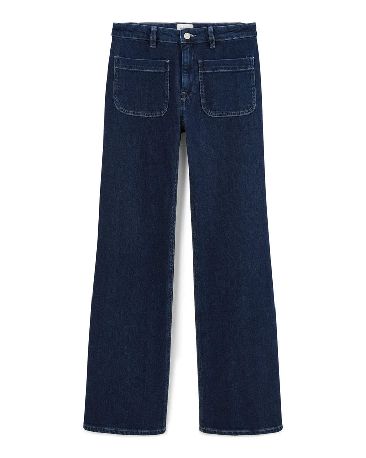 Jean en denim brut bleu foncé pour femme, coupe bootcut avec deux poches plaquées à l'avant, en coton, offrant un tombé fluide et une silhouette élégante.