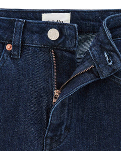 Jean droit en denim brut bleu foncé, 100 % coton, coupe classique ajustée avec fermeture zippée et bouton métallique discret.