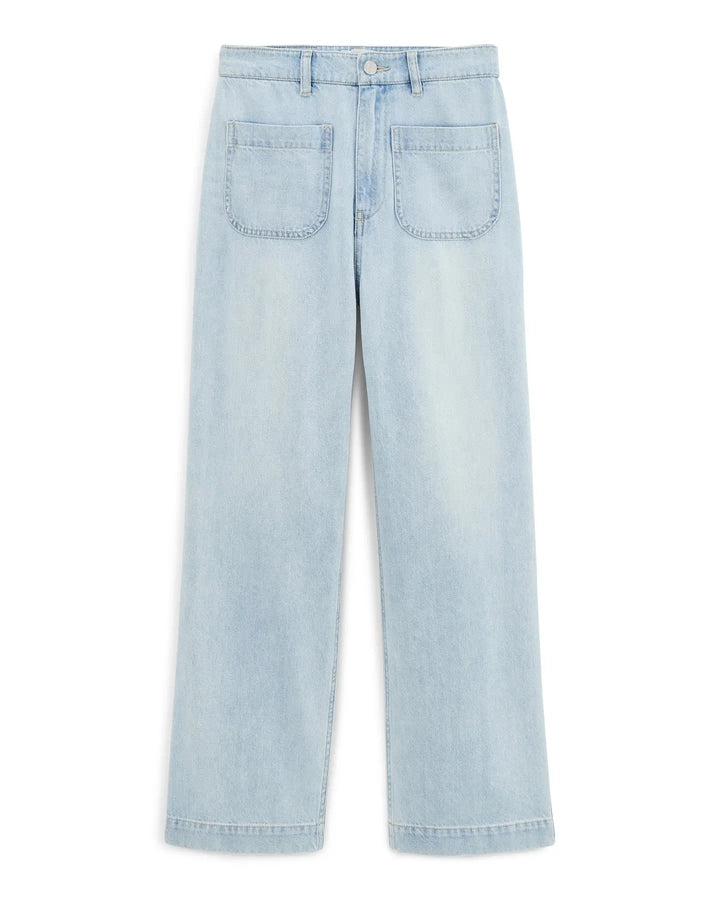 Jean femme en denim coton léger couleur bleu clair, coupe large droite avec poches plaquées devant, adapté à toutes les morphologies.