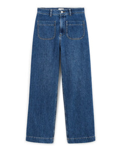Jean femme en denim bleu moyen, coupe large confortable avec poches plaquées à l'avant, en tissu 100 % coton pour un style décontracté et moderne.
