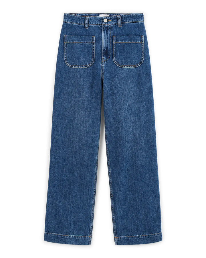 Jean femme en denim bleu moyen, coupe large confortable avec poches plaquées à l'avant, en tissu 100 % coton pour un style décontracté et moderne.