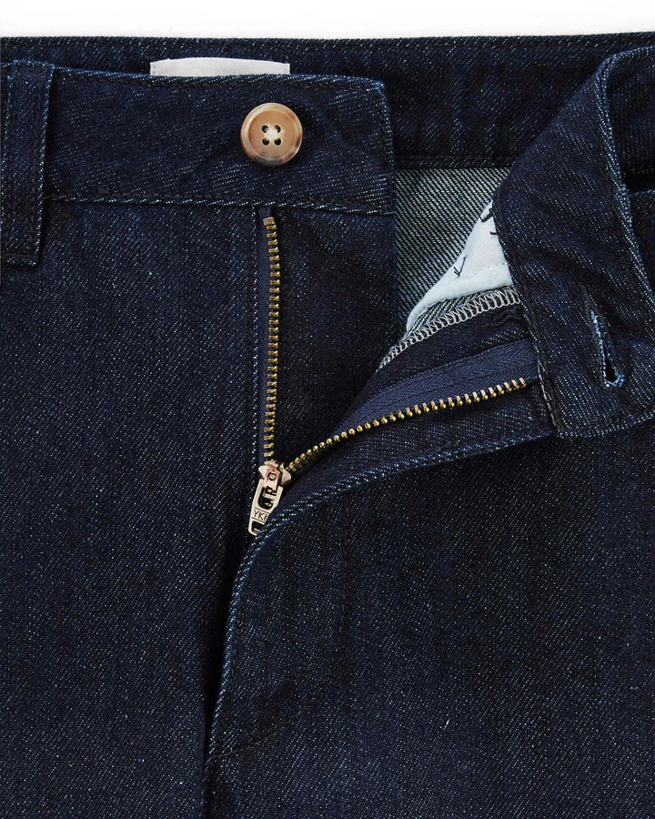 Jean femme en denim brut foncé 100 % coton avec coupe droite et fermeture zippée, offrant un ajustement confortable et élégant pour toutes les morphologies.