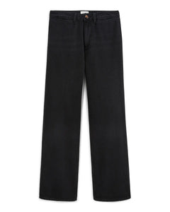 Jean femme en denim noir profond, coupe droite et fluide, matière 100 % coton offrant un confort optimal et une adaptation à toutes les morphologies.