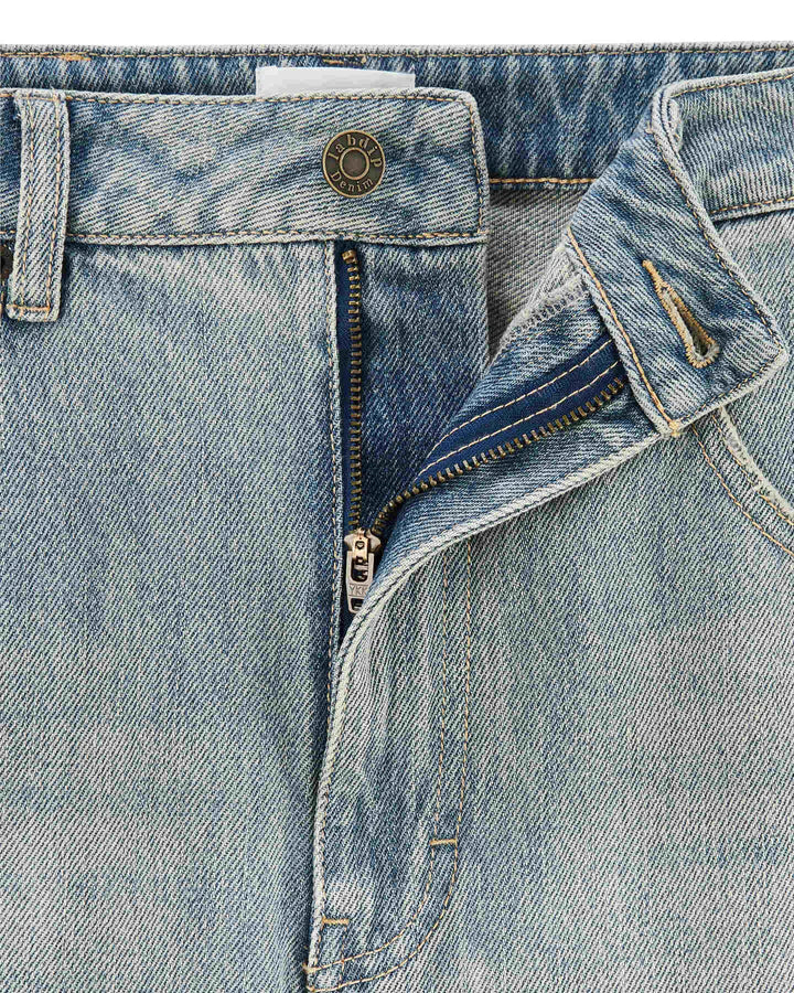 Jean femme en denim 100 % coton de couleur bleu délavé avec fermeture éclair, coupe ajustée et taille haute adaptée à toutes les morphologies.