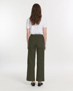 Pantalon en coton khaki stretch avec coupe droite et taille haute, offrant un ajustement confortable et une silhouette moderne pour femme.
